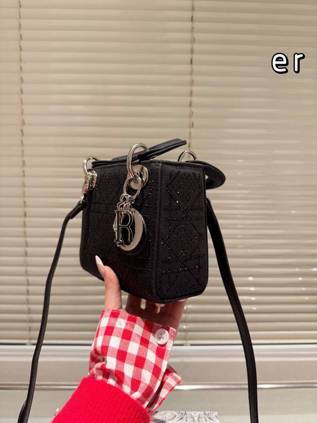 The Dior Concubine Bag Lady comes with a sheep tendon inside and is carefully crafted in sheepskin leather for a medium size design. It is paired with detachable chain shoulder straps and adjustable leather shoulder straps, making it an ideal choice