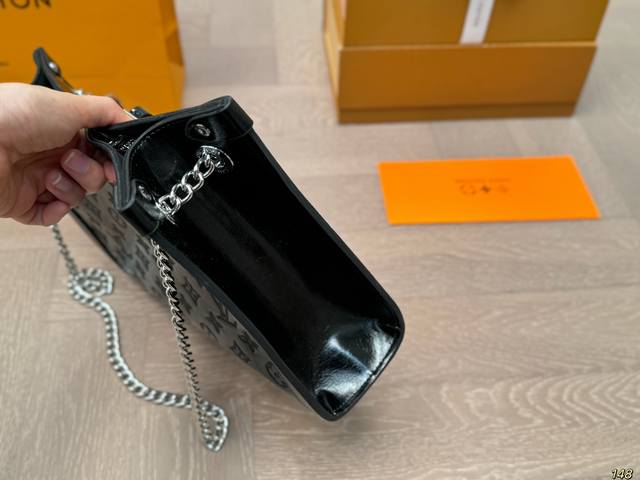 The Louis Vuitton LV chain bag has a luxurious texture and a 100% return rate when worn on the street in daily life. It has a casual and lazy feel. Size 31 21: