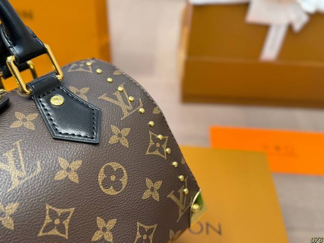 Folding box Lv old flower pillow bag is durable, exquisite, and super capable of holding capacity. It is also a must-have size for daily outings. Size 20 14: