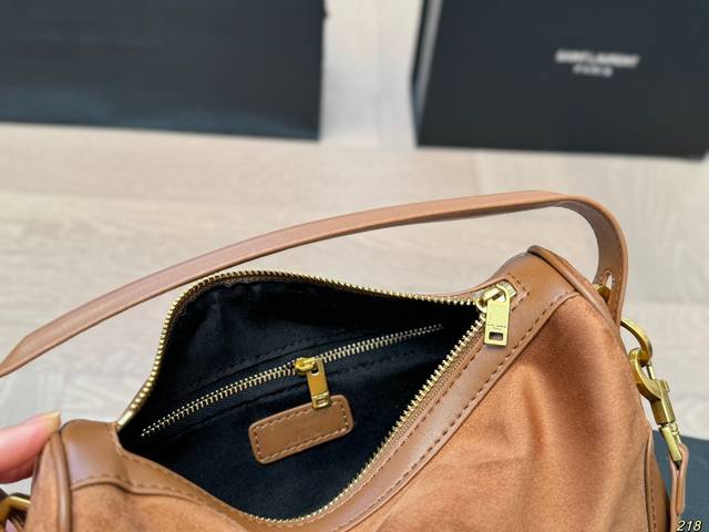 Airplane box Saint Laurent Ysl Camera Supply Bag suede lunch box bag is a spacious shoulder bag with a cowhide base and soft body. Made of Napa cowhide leather with zipper closure and full of design sense