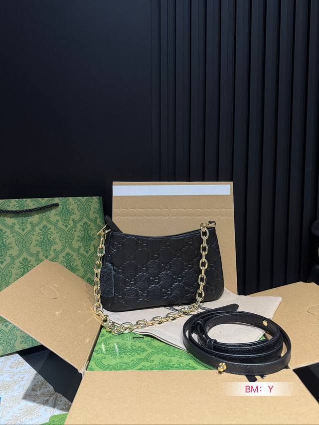 Paired with a foldable gift box, this cool underarm bag not only has a charming appearance but also a pleasing space. It is versatile and easy to carry all year round, making you instantly fashionable and refined. Gucci underarm bag, chain strap, hor