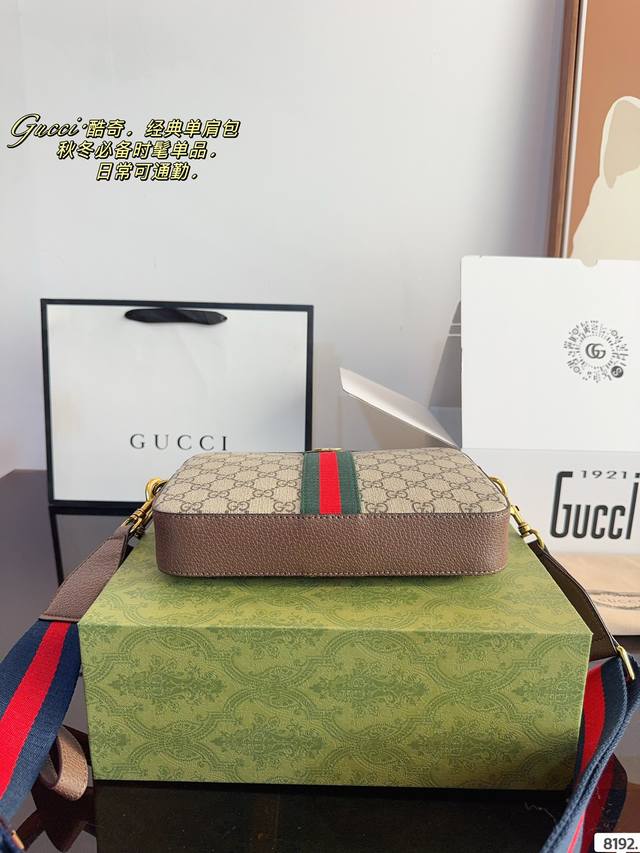 Comes with a gift box Gucci's new camera series Danning is really cool. In addition to its original elegance and retro style, it has become more fashionable and youthful. The black denim is slightly worn out. As a complete denim enthusiast, this seri