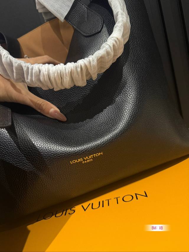 Chip version with folding gift box Lv lock head armpit new product launched tote bag, the end of the looseness is the soft cowhide material of hobo, and the detailed design of the lock head presents a lazy yet exquisite French style