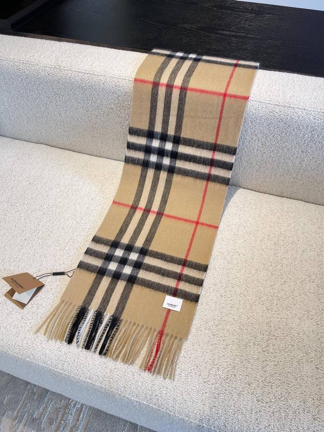 Gift box+5 Burberry plaid scarf is really amazing! Fashionable, unique, and warm with a perfect concave design to create an atmosphere. Don't miss out if you love personalized fashion! 100% sheep wool soft touch