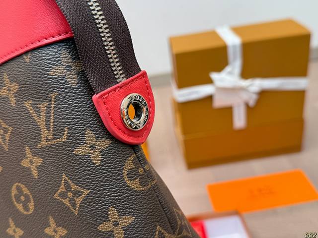 Lv's new hand-held bag comes with a box that is loved for daily use. It is versatile, classic, and simple in size 29 19 :