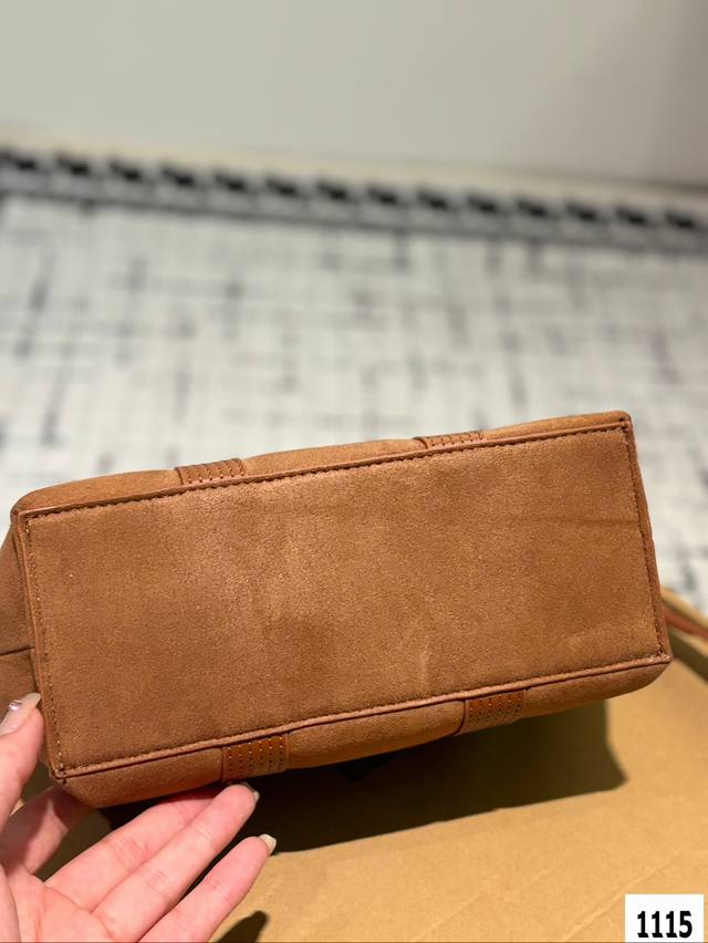 The Ysl handbag with accompanying box is a hot and stylish new item that looks great when you go out. Size 22 17