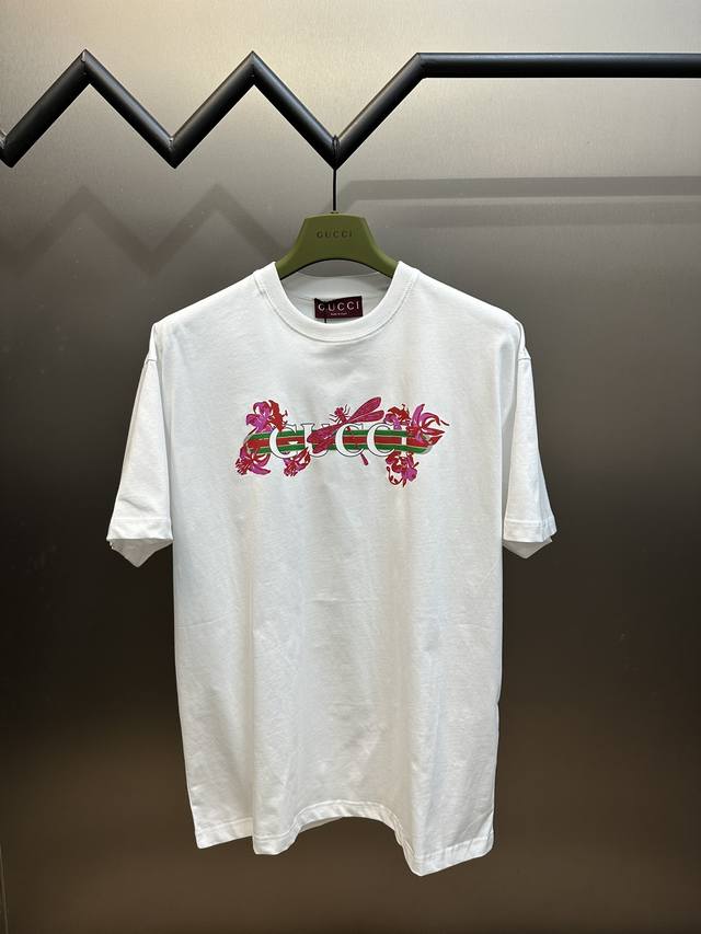 Gucci Red Dragonfly Printed Short Sleeve is made of 24S special spun tight cotton fabric, weighing 185g. Gu woven tape and insect printing, nylon water-based penetrant printing is a special printing technique characterized by the use of water-based i