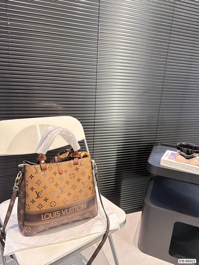 The Lv bucket bag is really simple. The more you look at it, the better it looks. The capacity is very touching and easy to hold daily carry on items. Size: 28 23, item number 66922. Revision: