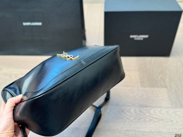 The design of the airplane box Saint Laurent Ysl CameraSupplebag lunch box bag is full of design sense, and the hammock shape is really beautiful! Recommended to everyone