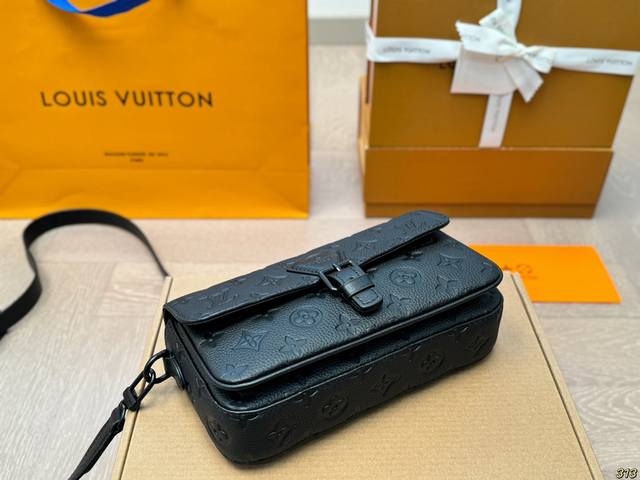 The latest spring and summer Montsouris series men's small messenger bag with a square and long bag shape that has a bit of a French stick smell. The overall All Black design is really cool