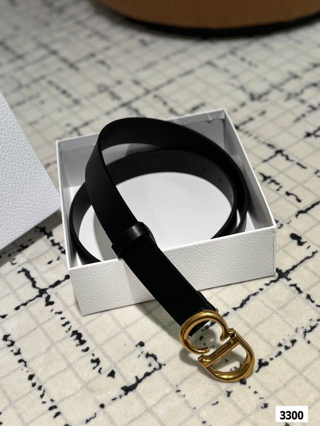 The original cowhide Cd belt with matching box has been very popular recently! Cowhide leather! Complete packaging! The belt belongs to it! Dior belts are exquisite and fashionable. Please note the size when placing an order: