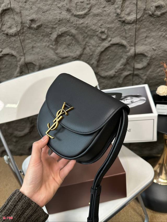 Full set of packaging for duty-free shop Ysl Saint Laurent plain saddle bag with an effect of ten thousand years of heart, YSL hardware logo with crocodile embossed exquisite retro feeling overflowing on the screen, Chen Qiao'en's same bag with cute