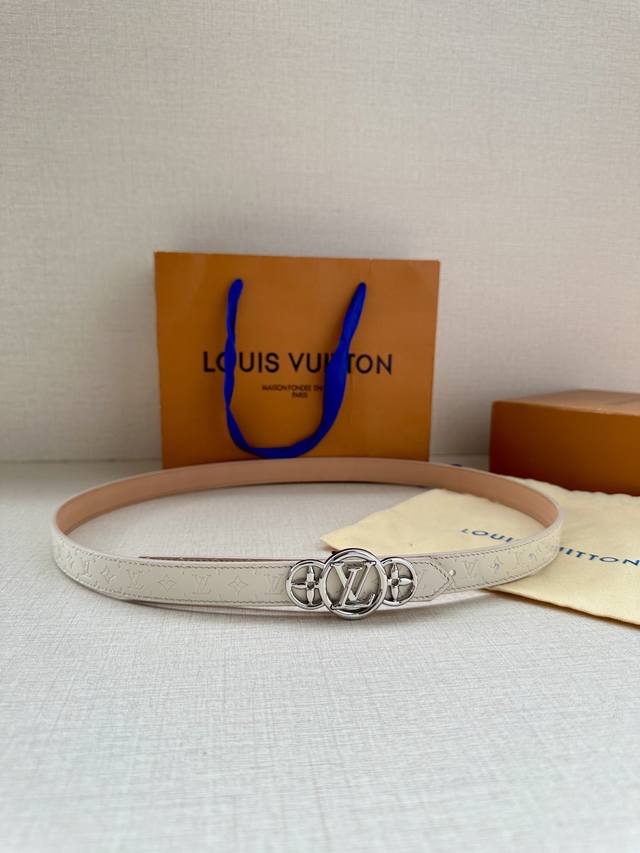 The 2.0-wide Lv Iconic double-sided belt welcomes the new season with a slim cut, paired with the iconic Iconic buckle. Whether showcasing Monogram Reverse canvas or plain leather, it: