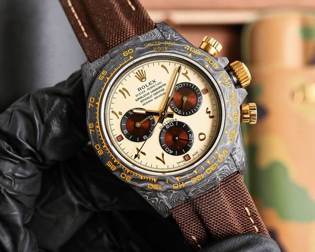 The carbon fiber customized version of the Rolex Universe Chrono Daytona series from Tw factory is not only lightweight to wear, but also has a hard exterior. And each watch has a unique carbon fiber patterned material. Case watch size 40X12.4 matche