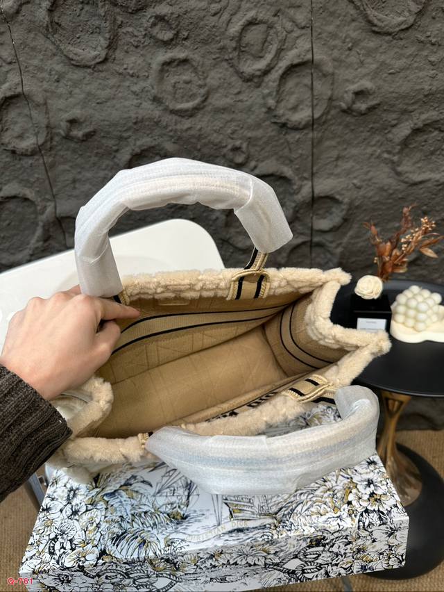 The large and medium-sized Dior tote autumn and winter fur collection is so cute, with a plush texture that touches the heart. The super beautiful black fur makes the entire bag very eye-catching, with a large capacity design and a concave shape arti