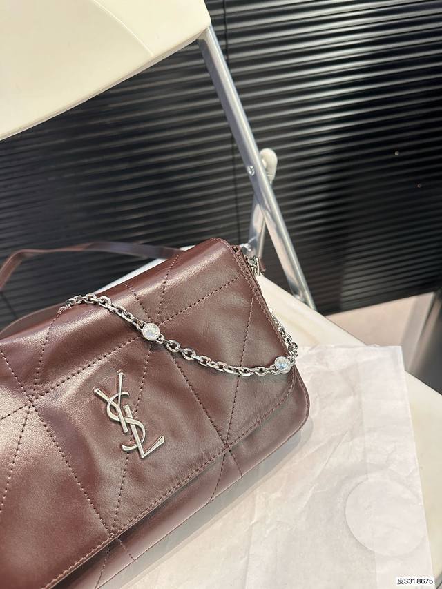 The Saint Laurent pure leather underarm bag is a lazy and casual combination, presenting a fashionable and cool feeling with a stylish and iconic fashion essence essential artifact! Street turning rate explosive size: 23 16 item number 8675