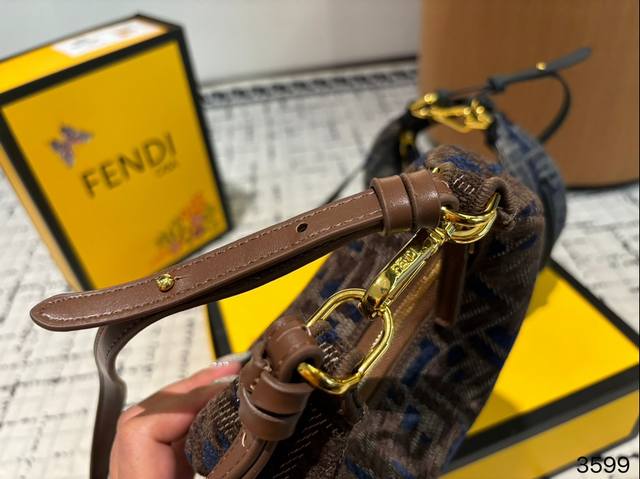 The arrival of the new Fendigraph handbag for spring and summer has been eagerly awaited. At the fashion show, I fell in love with this powerful retro style handbag