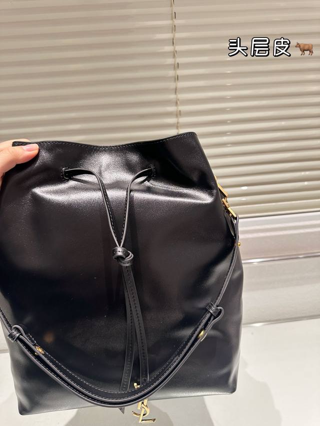 Ysl's latest Paris Vill drawstring bucket bag is designed with imported lambskin drawstring and iconic logo, featuring a simple and stylish design that combines practicality with a large capacity. It is perfect for carrying small items