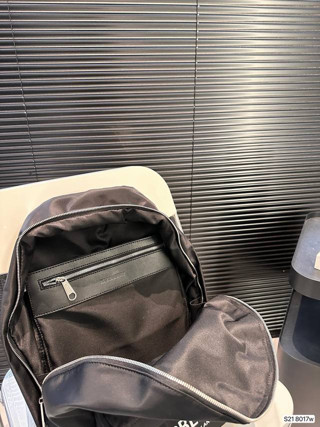 Burberry backpack classic fabric feels super nice, steady and generous! You won't choose the wrong one! Size: 27 38, item number 8017