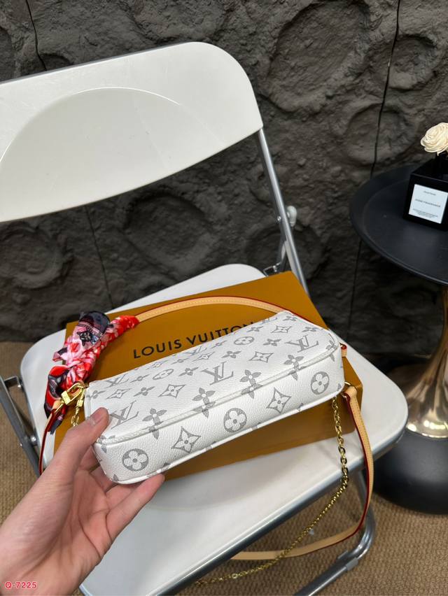 Paired with a folding box Lv Louis Vuitton and a silk scarf, this is a vintage mahjong bag under the armpit. It is exquisitely crafted and has an elegant shape that balances beauty and capacity. It is truly beautiful and durable, and can be carried f