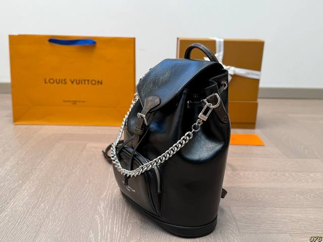 The folding box Lv new backpack is versatile to the point of having no friends, it's cool, stylish, and highly recognizable. It's also handsome and fashionable for commuting! Size 26 26: