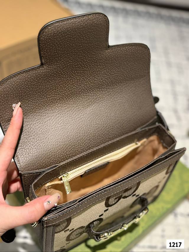 The Gucci 1955 horseneck buckle handbag, packaged in a gift box, made a stunning debut in the early spring collection. This handbag continues the lines and styling of classic items from over sixty years ago, cleverly blending classic details with mod