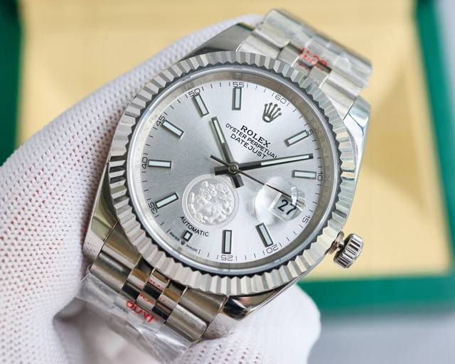 White gold. In response to the demands of consumers, we have carefully designed and launched the latest Rolex Diary series in three years! The the Year of the Loong New Year Edition the Year of the Loong Collection adopts a unique design style. Liter
