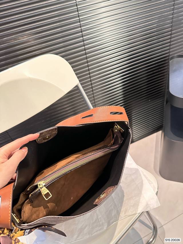 The Lv Bucket Bag is really simple, the more you look at it, the better it looks. The capacity is very touching and easy to hold daily carry on items. Size: 25 27 item number 20026, revised