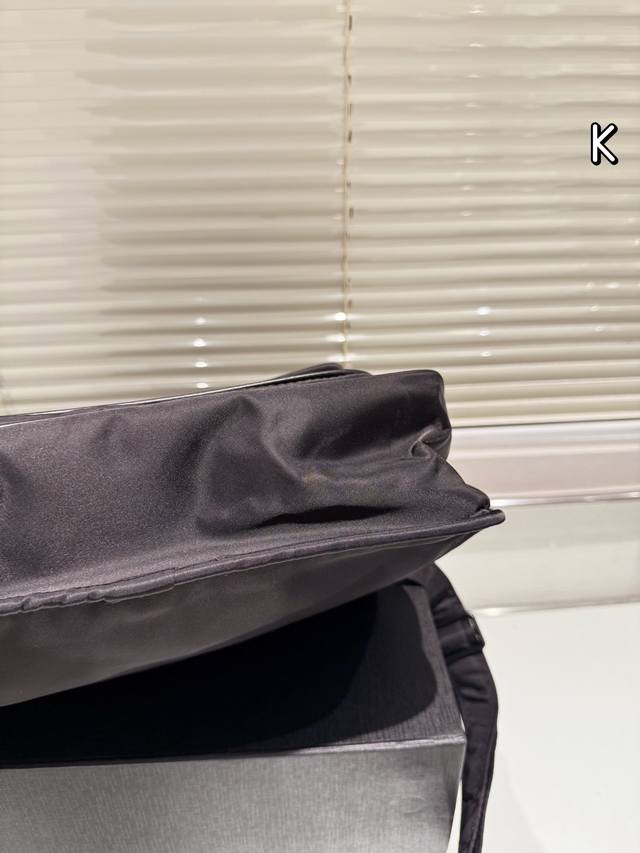The Ysl Niki mailman bag has a tightly held temperament, and the # Niki shoulder strap can be adjusted to a single shoulder position, and even shorter to an armpit bag. Of course, this is completely fine for crossbody. The YSL nylon fabric reflects a