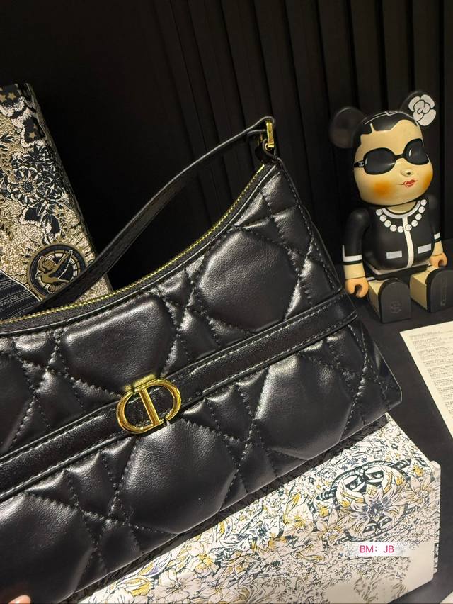 Paired with a folding box, Dior Crescent Underarm Bag, D Home Hobo Underarm Bag. The newly released Hobo is very cute! It's really low-key but inadvertently shows a sense of luxury! It feels very comfortable to carry! Size: 23 13: