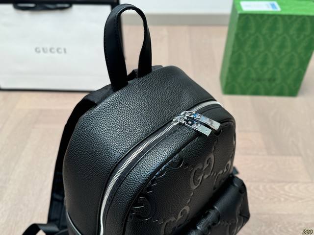 The Gucci Kuqi Backpack Super Classic Series features a unique and highly recognizable bag design that maintains a vintage vintage feel while maintaining a modern fashion style. Size 28 42: