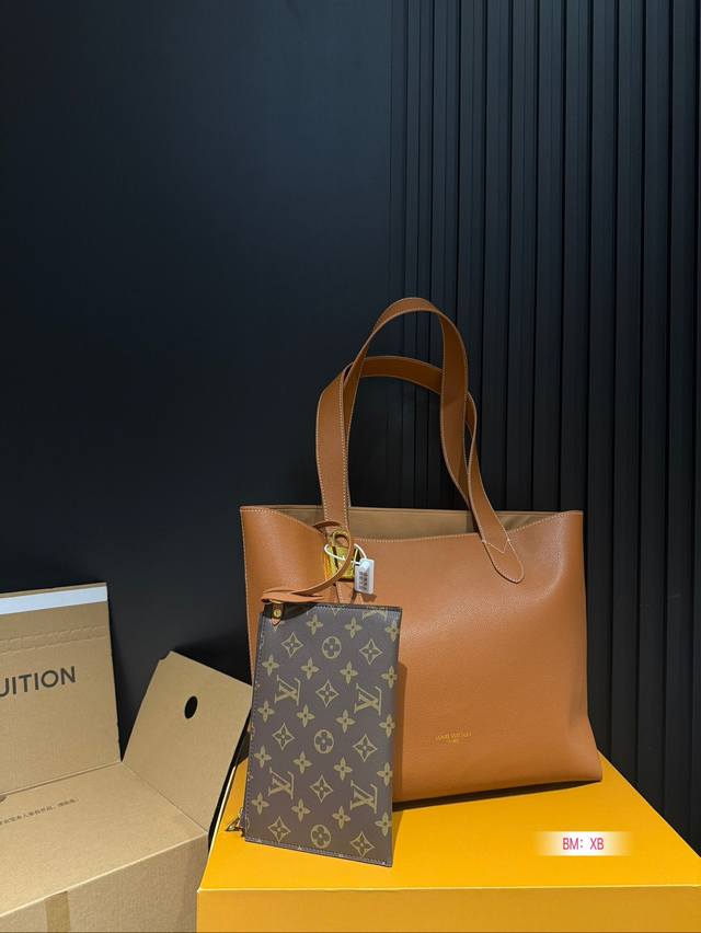 Chip version with folding gift box Lv lock head armpit new product launched tote bag, the end of the looseness is the soft cowhide material of hobo, and the detailed design of the lock head presents a lazy yet exquisite French style