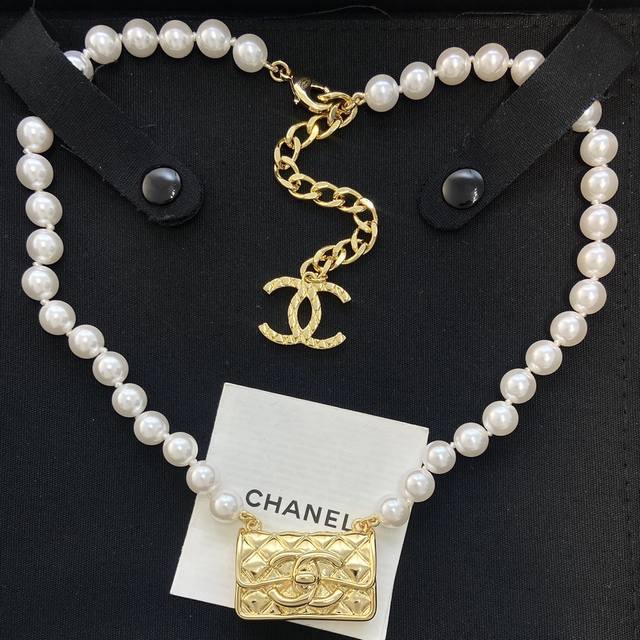 The high version comes with a complete set of packaging, Ch Nel, Xiang'er Ling grid button bag, pearl necklace. Who can refuse this small backpack? The wife is so cute, exquisite and weighty! The texture is perfect, the hardware details are impeccabl