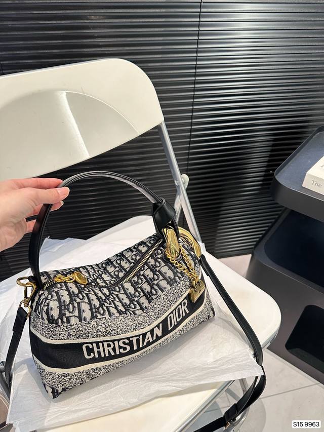 Paired with a box, the Dior Underarm Bag is a hot, cool, and sweet new style that looks great when you go out with just a handful. Size 27 14, item number 9963, has been redesigned