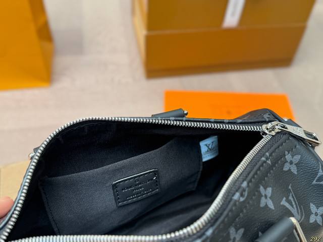 The airplane box Lv Keepall pillow bag has a large capacity and can hold essential items for daily outings. Size 25 13: