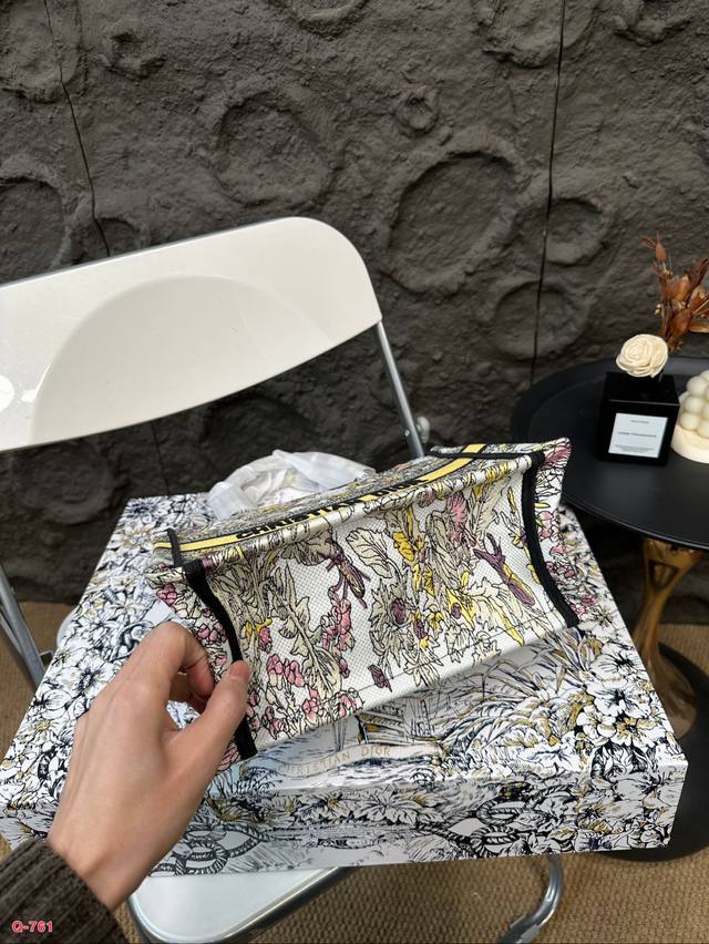 Small size 21.20cm, medium size 35.27cm, large size 41.34cm, original single Dior shopping bag with folding box. This year's heavyweight counter classic explosive will be different from handsome and elegant: