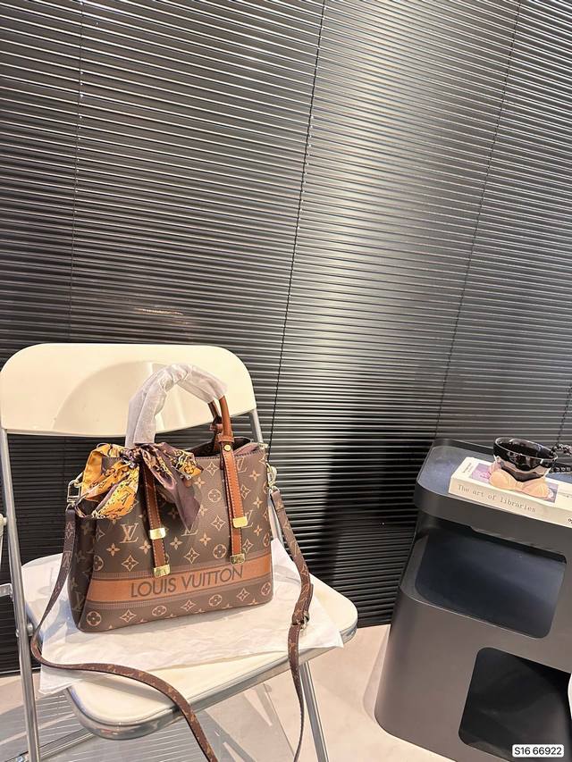 The Lv bucket bag is really simple. The more you look at it, the better it looks. The capacity is very touching and easy to hold daily carry on items. Size: 28 23, item number 66922. Revision: