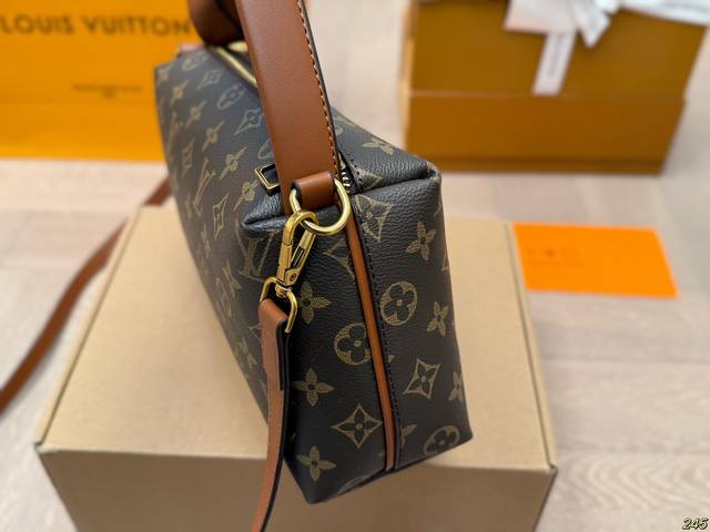 Louis Vuitton LV handbag crossbody bag minimalism, favorite retro style space, completely stress free for daily travel. Size 27 15:
