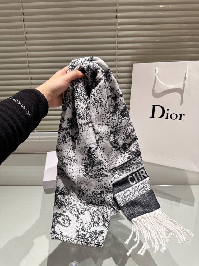 The new autumn and winter college style double-sided scarf has a thick, soft and super versatile feel, making it a fashionable item that can be used as a scarf or shawl! One side is decorated with the 
