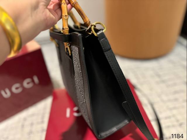Box size 26.23 Cool Bamboo Knot Tote Bag Gucci easily interprets retro fashion bag shape is quite wide, simple but not simple, does not require too much decoration, daily matching with suits and t-shirts can fully reflect the sense of luxury