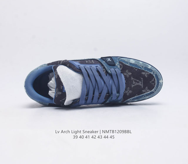 Louis Vuitton Lv board shoes are fashionable sports shoes with a trendy thick sole and height increasing men's shoes. They are comfortable, non slip, and versatile, dominating the entire fashion and entertainment industry. The details of the shoe are