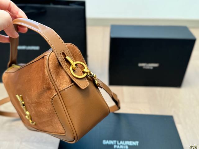 Airplane box Saint Laurent Ysl Camera Supply Bag suede lunch box bag is a spacious shoulder bag with a cowhide base and soft body. Made of Napa cowhide leather with zipper closure and full of design sense