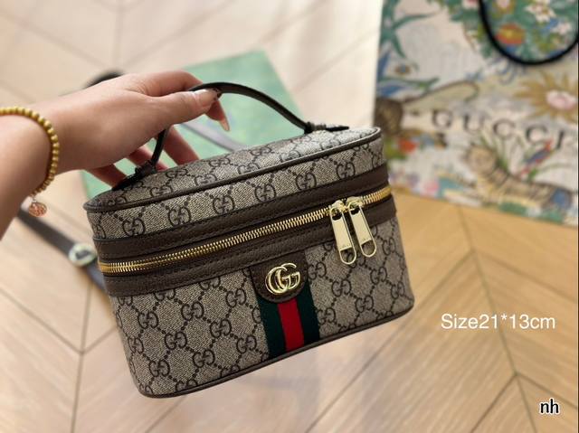 Gucci's new makeup bag comes with a box that can be carried by hand or slung diagonally. There are no age restrictions and the size is 21 * 13