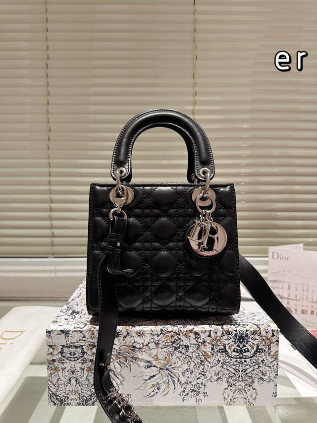 The Dior Concubine Bag Lady comes with a sheep tendon inside and is carefully crafted in sheepskin leather for a medium size design. It is paired with detachable chain shoulder straps and adjustable leather shoulder straps, making it an ideal choice