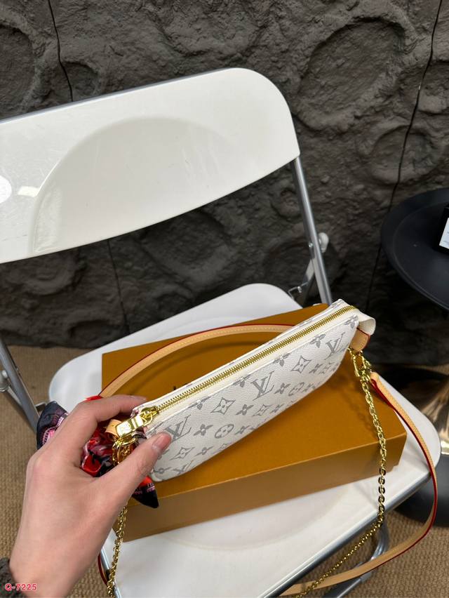 Paired with a folding box Lv Louis Vuitton and a silk scarf, this is a vintage mahjong bag under the armpit. It is exquisitely crafted and has an elegant shape that balances beauty and capacity. It is truly beautiful and durable, and can be carried f