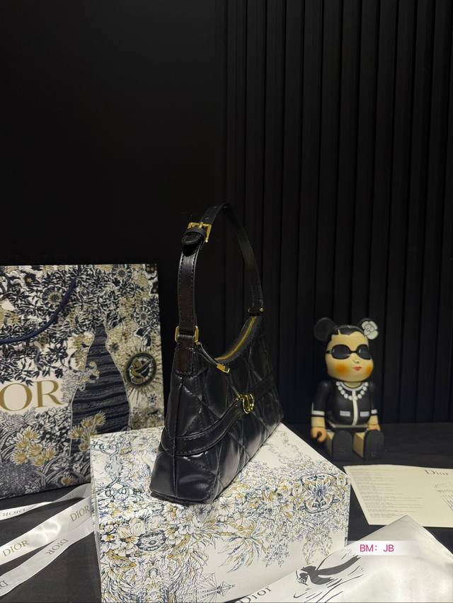 Paired with a folding box, Dior Crescent Underarm Bag, D Home Hobo Underarm Bag. The newly released Hobo is very cute! It's really low-key but inadvertently shows a sense of luxury! It feels very comfortable to carry! Size: 23 13: