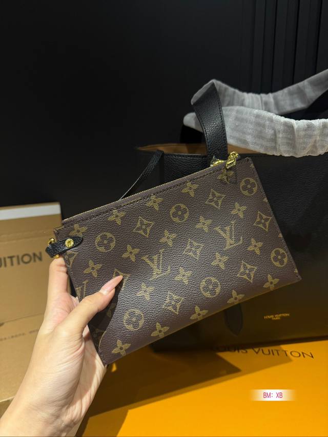 Chip version with folding gift box Lv lock head armpit new product launched tote bag, the end of the looseness is the soft cowhide material of hobo, and the detailed design of the lock head presents a lazy yet exquisite French style