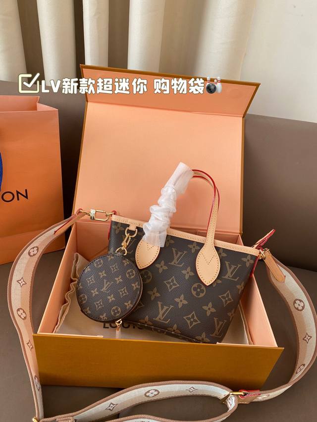 Lv's new ultra mini shopping bag is both milk and high-end. The mini size is lightweight and portable, yet still exudes an elegant temperament
