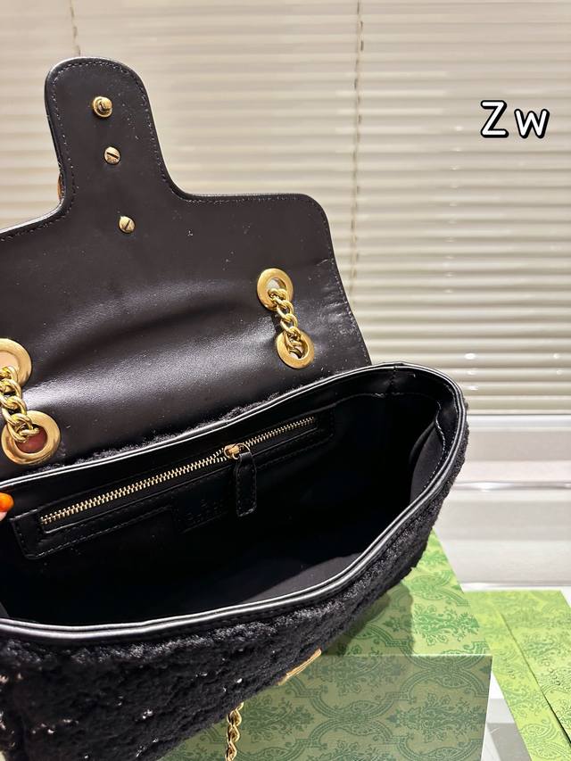 Gucci 27Cm Gold Velvet Gucci Velvet Marmont This product is absolutely amazing. It looks great in real life and I don't know how to describe it. It can be said to be super personalized yet super easy to carry! Size 27cm complete gift box packaging: