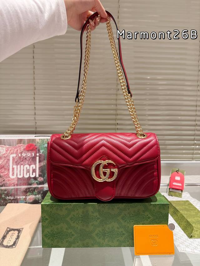 Gucci Marmont is a color savvy Ankara red. This new ancora red Zundou loves the color of cherries, paired with a rose gold double G logo. She loves vintage and low saturation colors